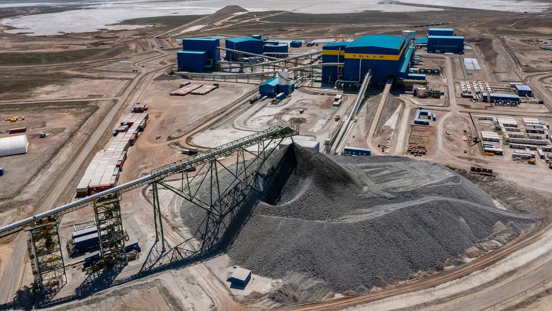 Дневной вид с воздуха с беспилотника на объекты горнодобывающего предприятия Актогай.