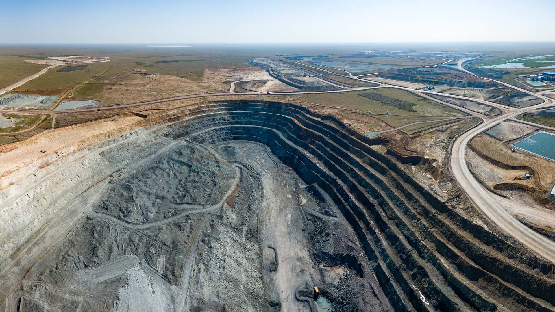 Вид с воздуха с беспилотника на месторождение Бозшаколь, территорию и прилегающие районы.