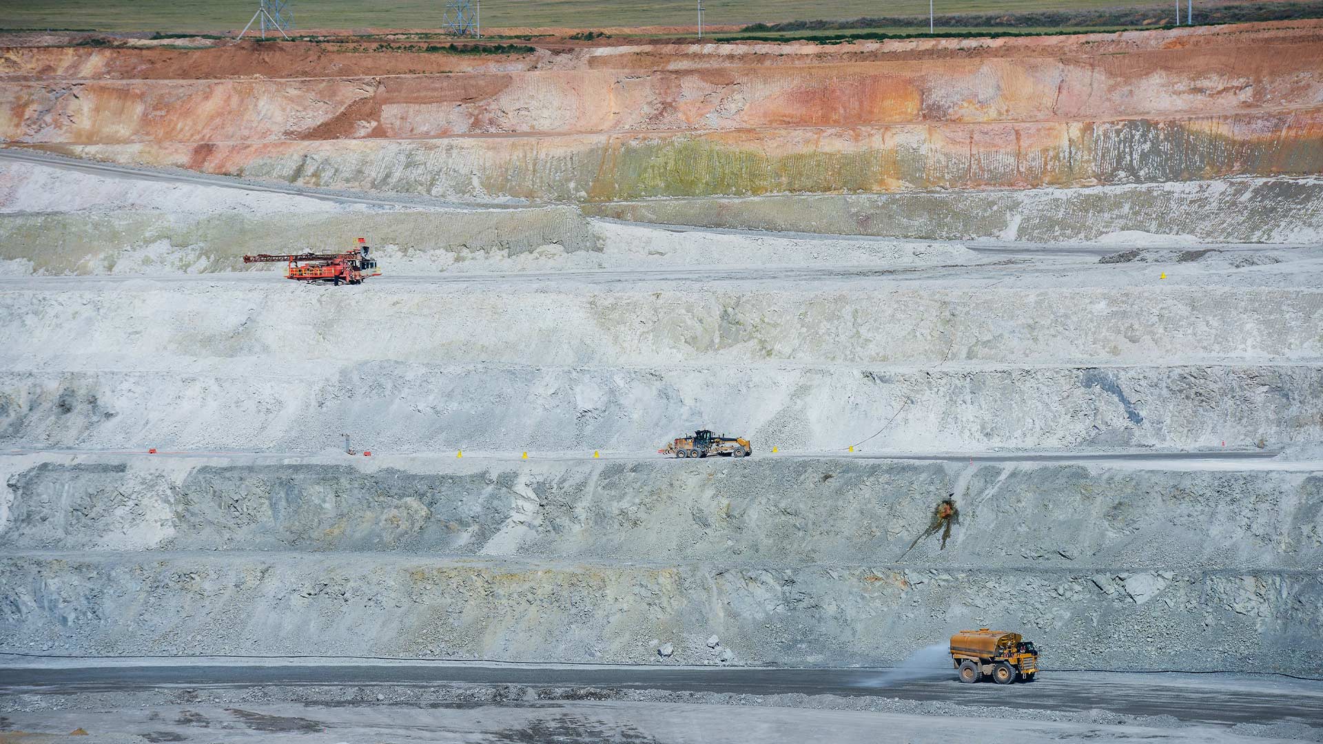 Красные, синие, серые градиенты камней и минералов на заднем плане.