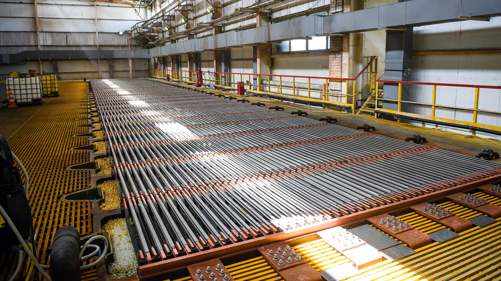 Внутри здания видны стеллажи, перила и обширное пространство.