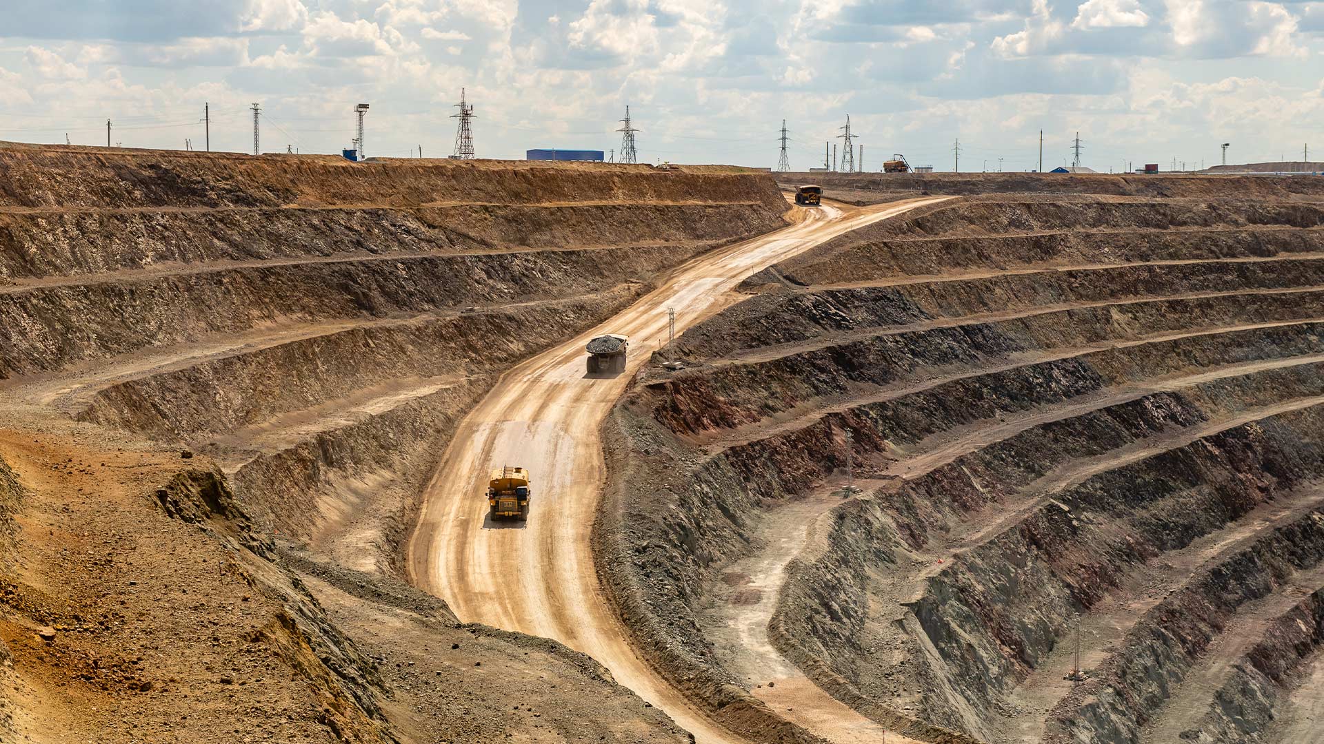 Многоуровневые открытые рудники по добыче природной меди, через центр которых проходит дорога.