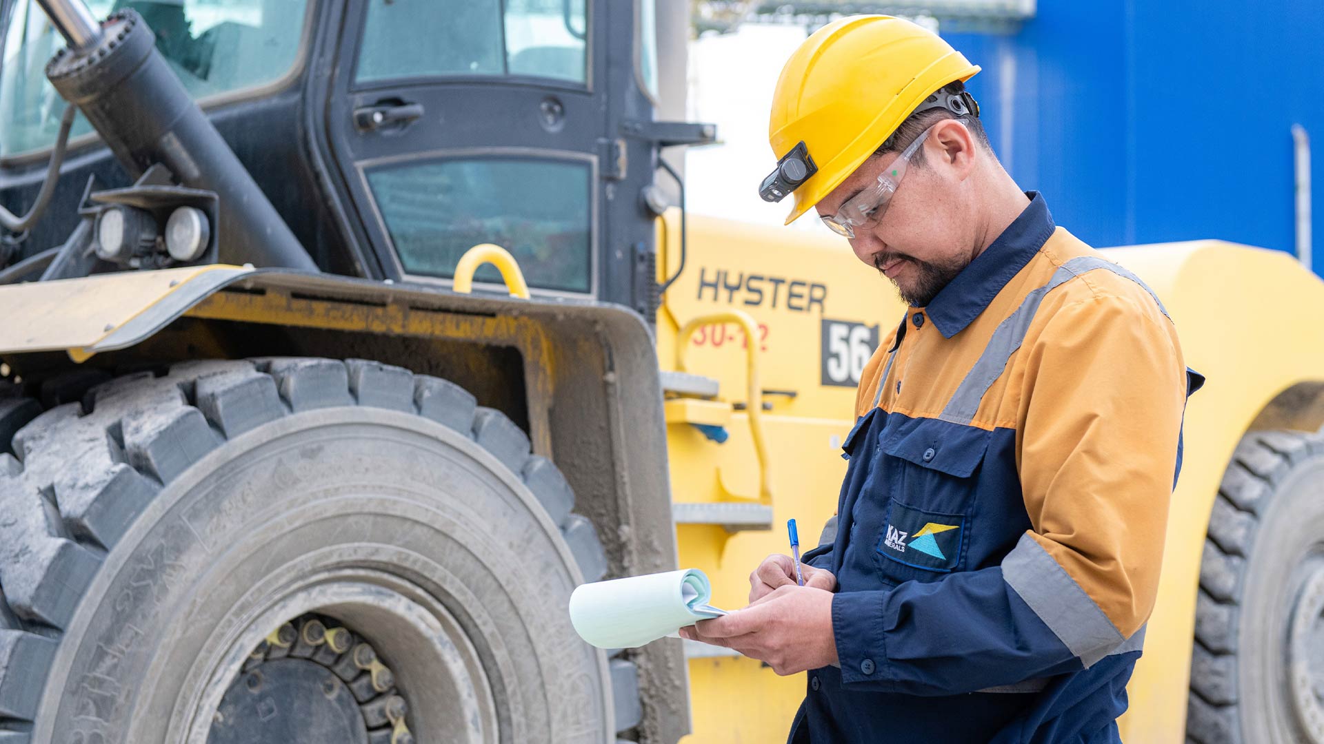 Национальный контекст В Группе работают около 14 000 человек, большинство из которых проживают в Казахстане. Мы осознаем свою ответственность в содействии национальному развитию посредством участия в экономике, вовлечения рабочей силы и партнерства с общественностью. Наша операционная модель нацелена на создание устойчивой выгоды странам, в которых мы ведем деятельность.