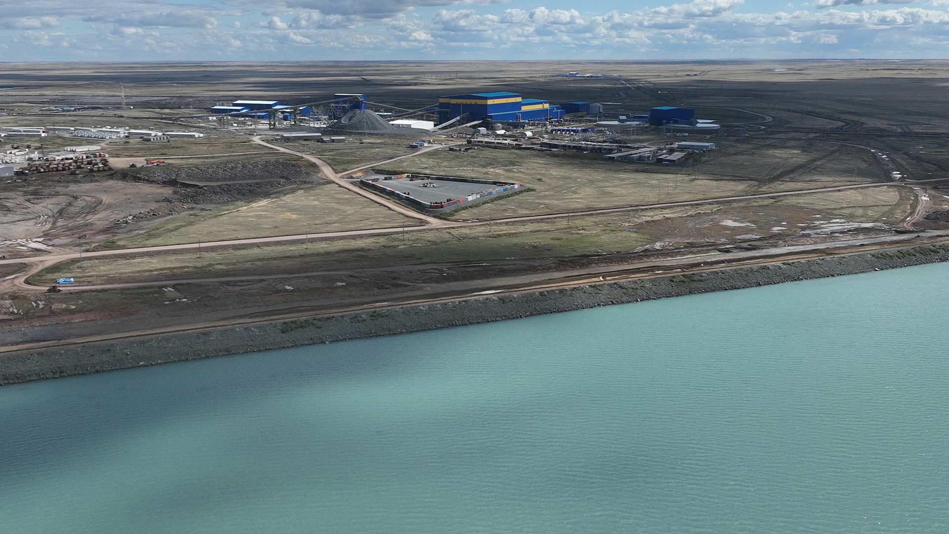 Водоём, на заднем плане — суша и низкая облачность.